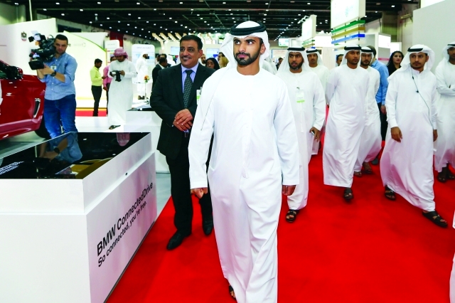 "■ منصور بن محمد خلال جولته في المعرض بحضور هلال المري | تصوير: خليفة عيسى"