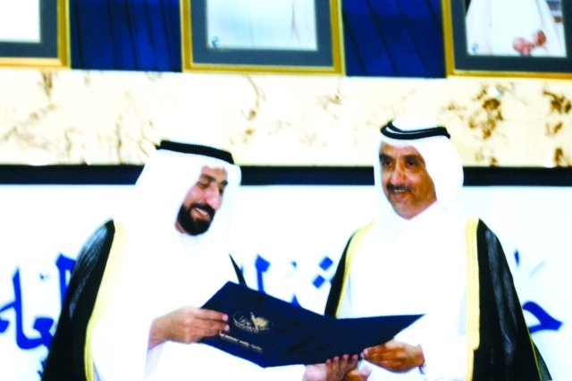 "سلطان القاسمي خلال تكريمه من قبل المغفور له الشيخ مكتوم بن راشد آل مكتوم في الدورة الثانية لجائزة راشد"