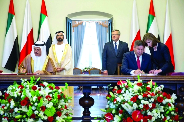 "■ ويشهدان توقيع سلطان المنصوري على اتفاقية تعاون"