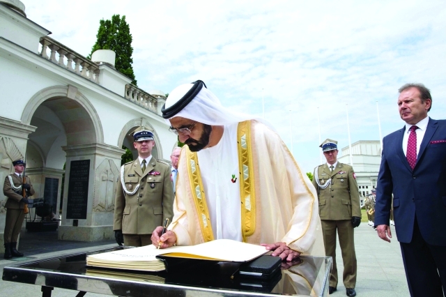 "■ وسموه يوقع على كلمة له في سجل الشرف الخاص بالنصب التذكاري"