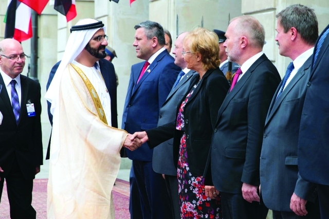 "■ سموه مصافحاً عدداً من المسؤولين البولنديين"