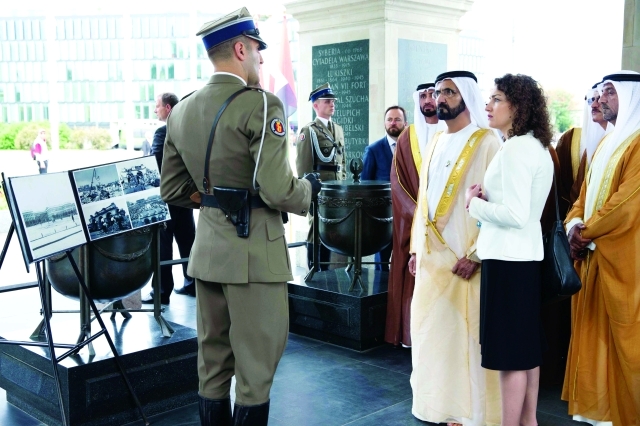 "■ ويستمع لشرح لدى زيارته نصب الجندي المجهول بحضور أحمد بن سعيد وسلطان المنصوري ومحمد الشيباني"