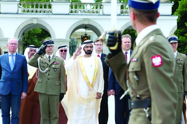 "■ ويستعرض جانباً من حرس الشرف"