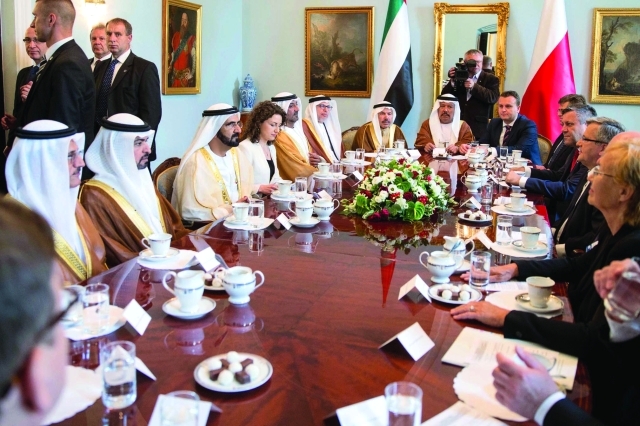 "■ محمد بن راشد خلال جلسة المباحثات مع الرئيس البولندي بحضور أحمد بن سعيد وحمدان بن مبارك وسلطان المنصوري وأنور قرقاش ومصبح الفتان وعاصم آل رحمة  |  تصوير- خليفة اليوسف"