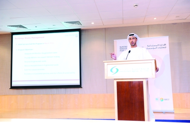 "■ سامر الحضرمي يتحدث بمنتدى الإدارة المستدامة لنفايات المؤسسات"