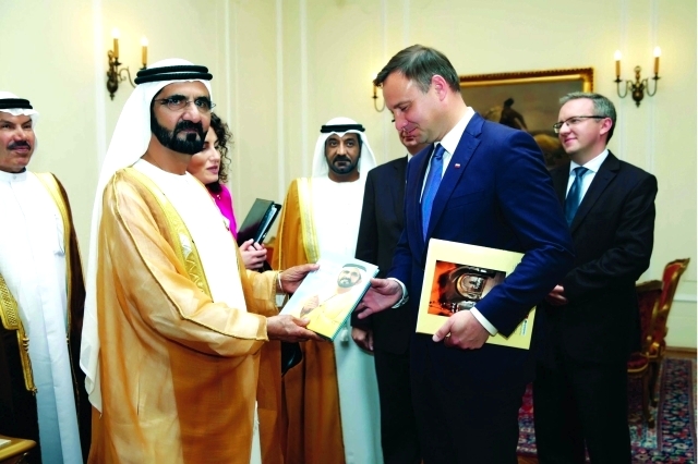 "محمد بن راشد مهدياً أندري دودا كتاب ومضات من فكر بحضور أحمد بن سعيد ومصبح الفتان | تصوير: خليفة اليوسف"