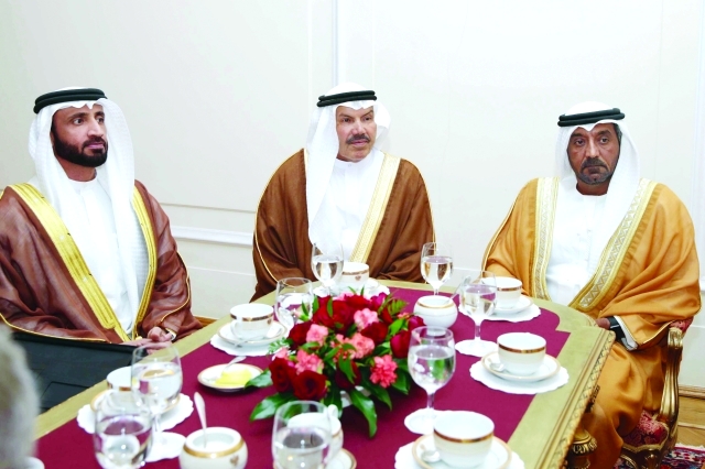 "■ أحمد بن سعيد ومحمد الشيباني ومصبح الفتان خلال اللقاء"