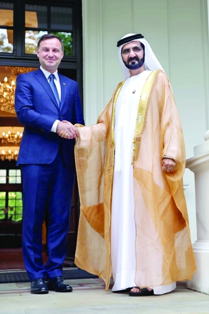 "■ محمد بن راشد مصافحاً أندري دودا خلال اللقاء | تصوير خليفة اليوسف"