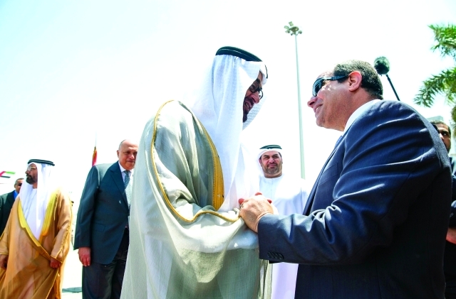 "محمد بن زايد مصافحاً السيسي في القاهرة أمس بحضور محمد بن نخيرة الظاهري | وام"