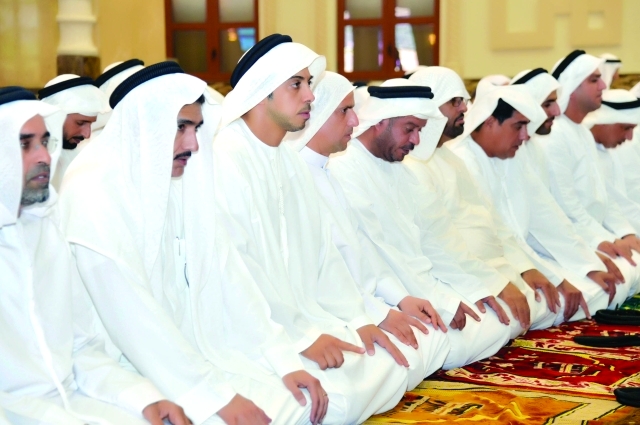 "■ ويؤدي الصلاة في مسجد الشيخ زايد بمنطقة الزعاب | وام"
