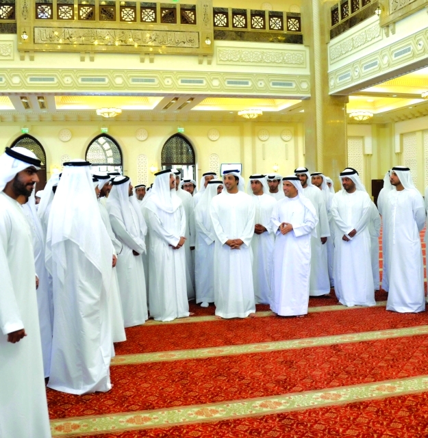 "■ منصور بن زايد خلال افتتاح المسجد"