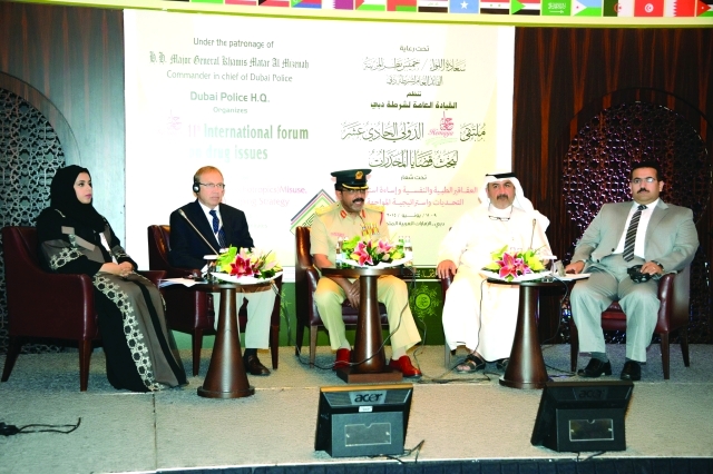 "محمد المري يترأس جلسة المحور الاجتماعي"