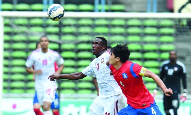 "■ أحمد خليل يحاول المرور من الدفاع الكوري | البيان"