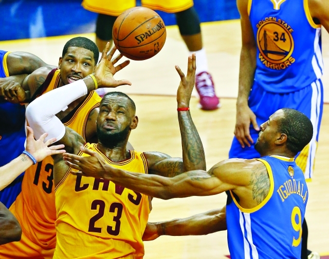 "صراع على الكرة بين لاعبي غولدن ستايت ووريرز وكليفلاند كافالييرز - أب"