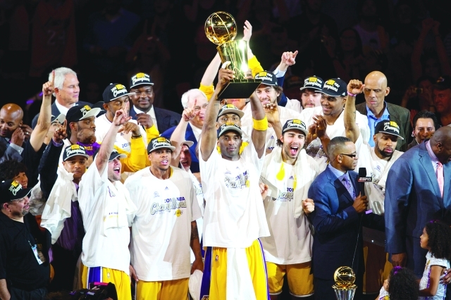 "لوس أنجلوس ليكرز أبطال 2010 - البيان"