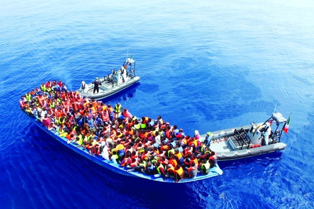 "مهاجرون غير شرعيين يكتظ بهم مركب في البحر الأبيض المتوسط | أ.ب"