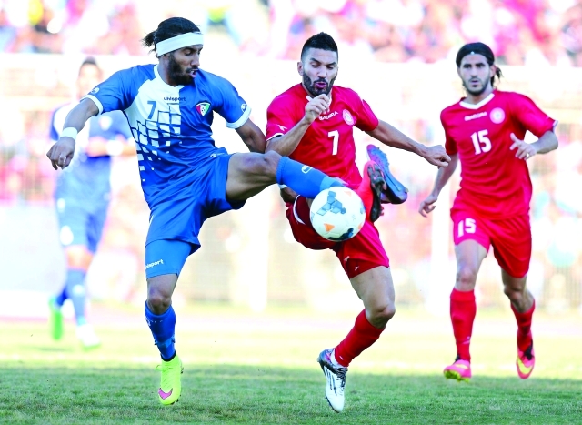 "■ صراع على الكرة بين حسن معتوق مهاجم لبنان وفهد العنزي لاعب الكويت | أ ف ب"