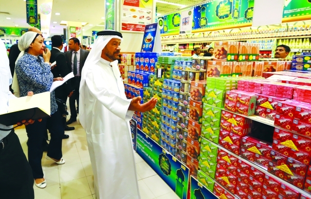 "■ النعيمي خلال جولة في «اللولو» | البيان"
