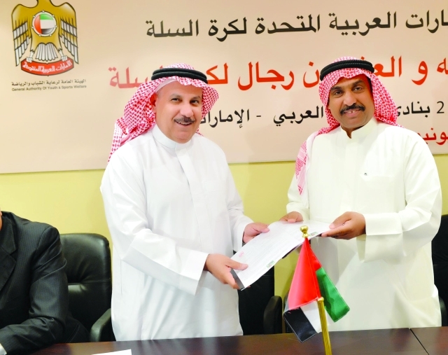 "■ خلال توقيع العقد بين الاتحادين العربي والإماراتي | البيان"