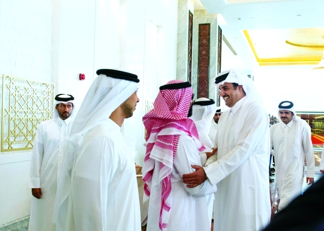 "طحنون ومنصور بن زايد خلال استقبال امير قطر والوفد الموافق"