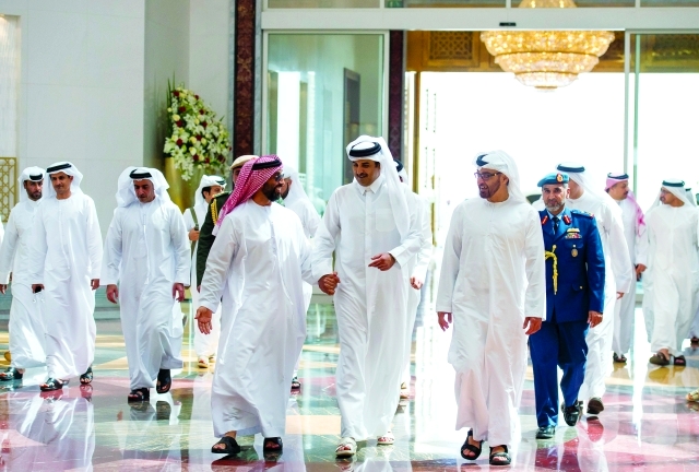 "محمد بن زايد وتميم بن حمد في حديث مع طحنون بن زايد بحضور سيف وعبد الله بن زايد ووزير الخارجية القطري"