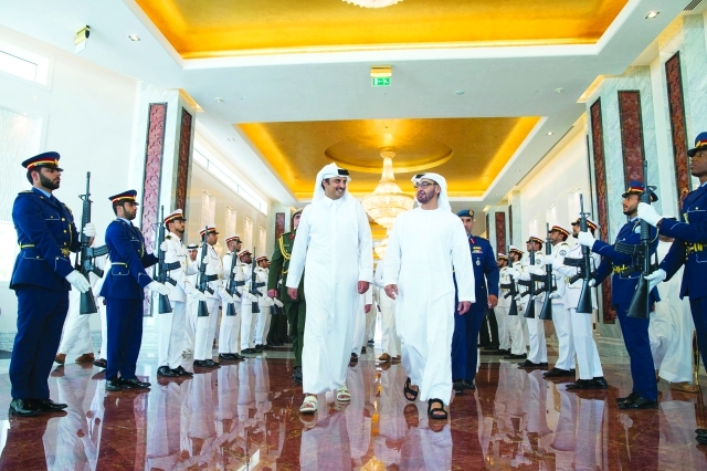 "وسموه وامير قطر يستعرضان حرس الشرف"