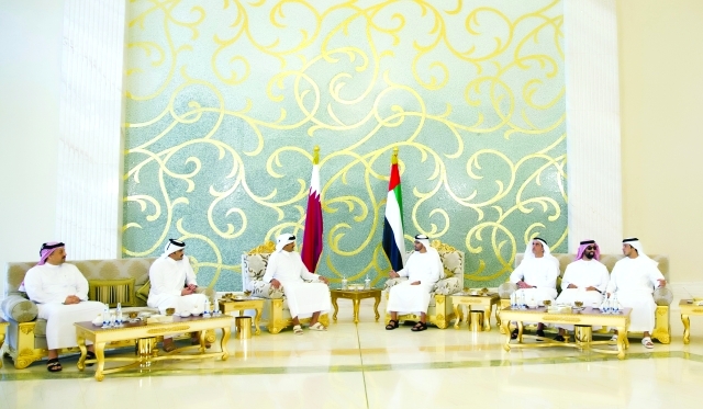 "محمد بن زايد خلال لقاء تميم بن حمد بحضور سيف وطحنون ومنصور بن زايد ووزير الخارجية القطري ــ وام"