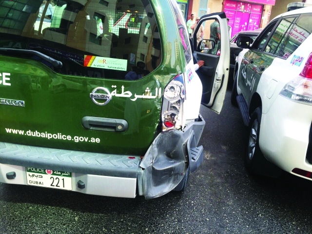 "سيارة الشرطة التي اعترضت الجاني"