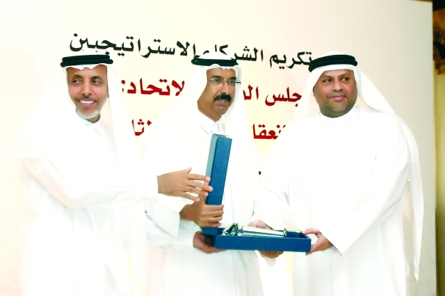 "■ محمد المر ومحمد المزروعي يسلمان الزميل إبراهيم الحسَّاوي تكريم البيان"
