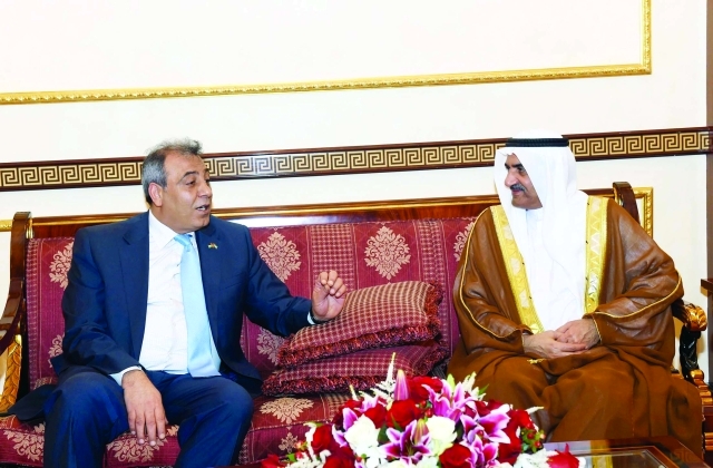 "■ حمد الشرقي خلال استقباله السفير الفلسطيني | وام"