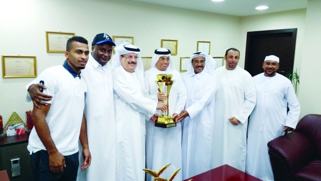 "■ لاعبو الأهلي مع المدير التنفيذي للنادي | البيان"