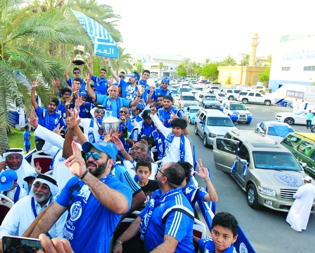 "■ اللاعبون القدامى والجماهير خلال مشاركة النصر فرحته بالكأس | البيان"