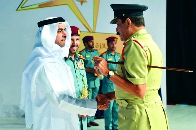 "■ وزير الداخلية بحضور ناصر لخريباني يصافح خميس المزينة"