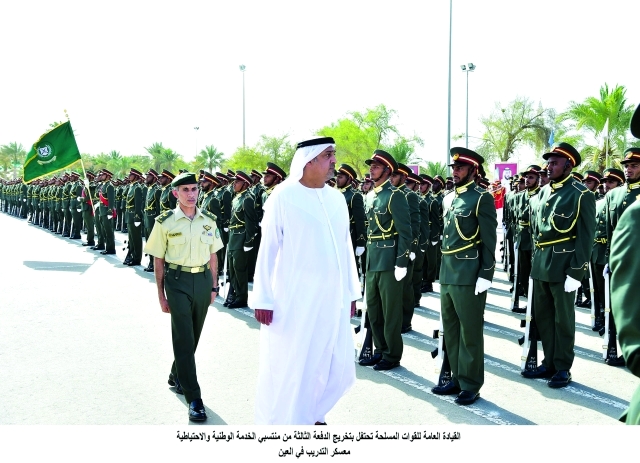 "■ سلطان بن خليفة خلال التفتيش على طابور الخريجين في معسكر التدريب بالعين | وام"