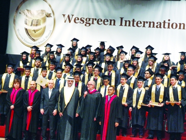 "سطان القاسمي مع ج. كلافاتو وإداريي المدرسة وفوج الخريجين"
