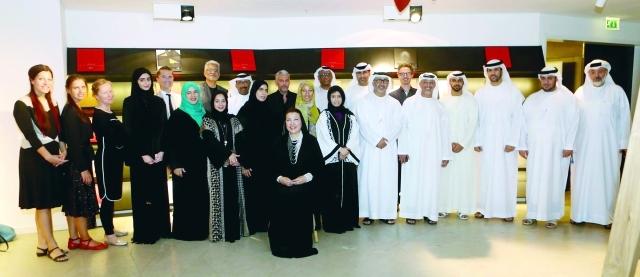 "■ هدى كانو تتوسط بعض الفنانين وأصحاب الصالات المشاركين في الكتاب | البيان"