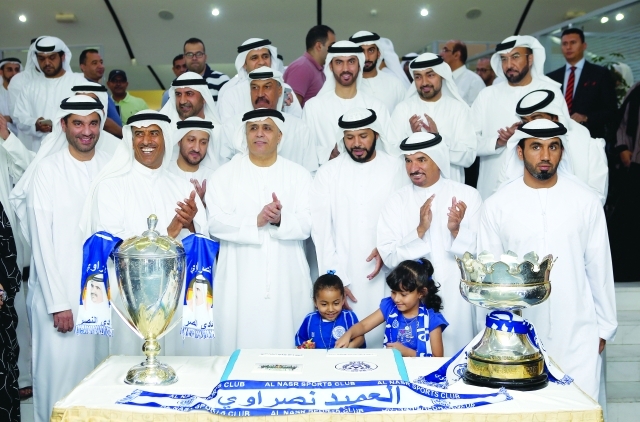 "■ الطاير وحارب وبن غليطة واعضاء مجلس ادارة النصر خلال تكريم الفريق الفائز بكأس رئيس الدولة لكرة القدم | تصوير: سالم خميس"