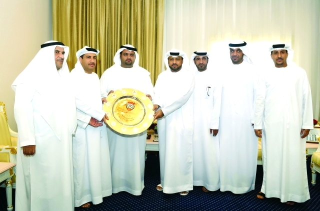 "■ محمد بن حمد الشرقي يتسلم درع الأولى من مجلس إدارة دبا الفجيرة | وام"
