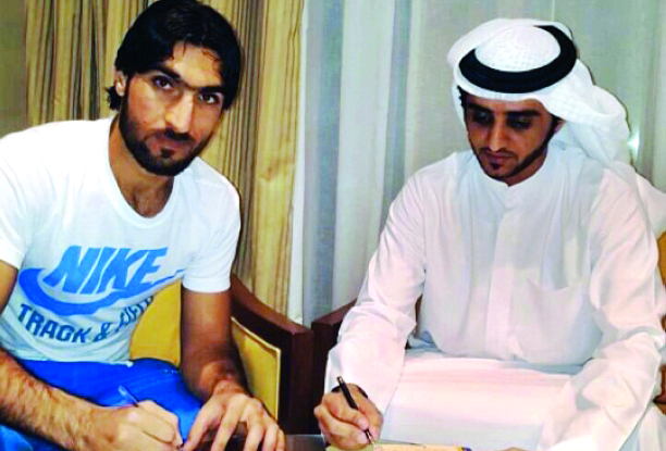 "■ المنصوري وأحمد إبراهيم خلال توقيع العقد | البيان"