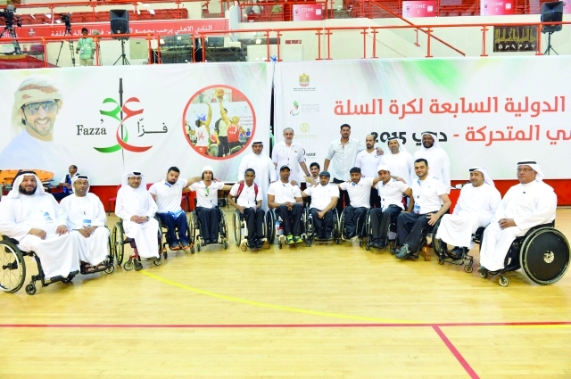 "■ العصيمي وأعضاء إدارة نادي دبي للمعاقين مع نجوم سلة الكراسي المتحركة | البيان"