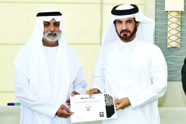 "■ نهيان بن مبارك يتسلم شهادة الإنجاز المتميز | البيان"