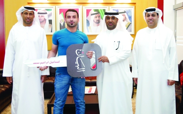 "■ ظاعن شاهين وأحمد الحمادي خلال تسليم الحوري الجائزة للفائز | البيان"