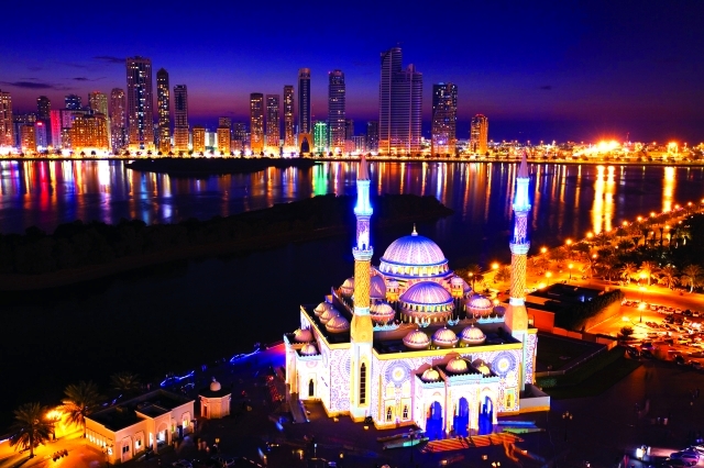 "مظاهر احتفالية في شوارع وميادين الشارقة"