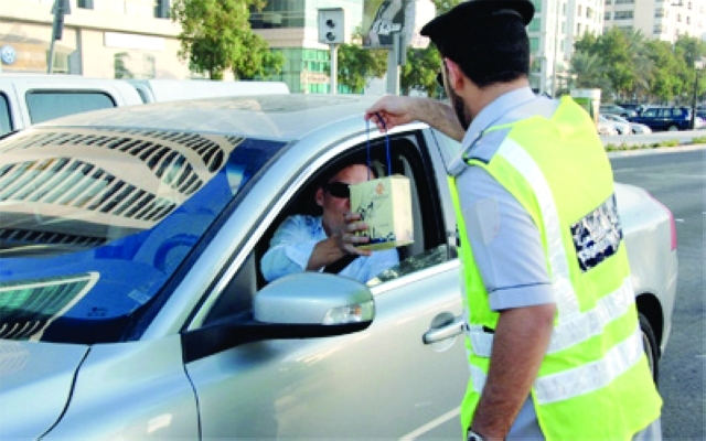 "■ أثناء توزيع الوجبات على السائقين | ارشيفية"