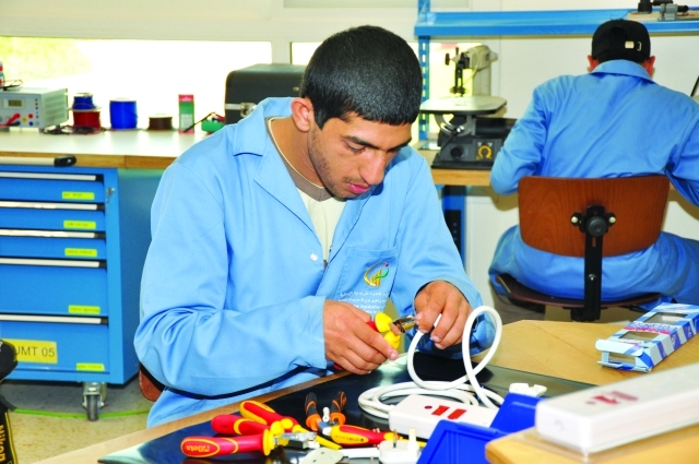 "■ أثناء إنجاز أعمال كهربائية في ورش المؤسسة | من المصدر"