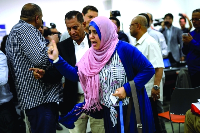 "يمنية تصرخ في وجه الحوثيين بعد أن رشقتهم بحذائها في جنيف | أ.ف.ب"