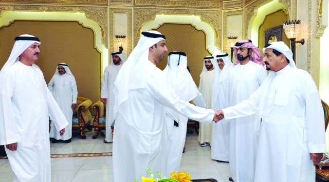 "حميد النعيمي مستقبلاً جموع المهنئين بحضور عمار بن حميد"