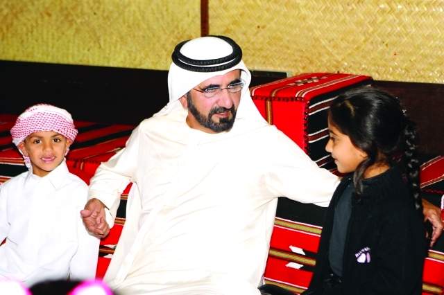 "بحنو الأب واهتمام كبير يتابع نائب رئيس الدولة حديث طفلين"