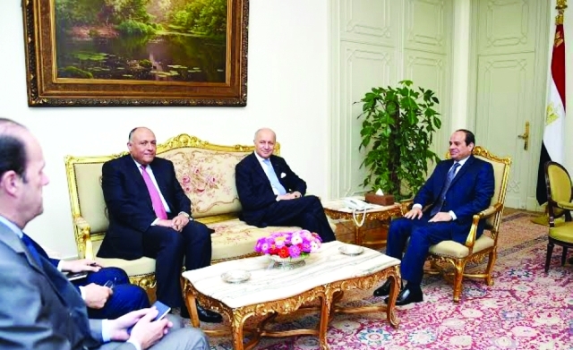 "■ السيسي خلال استقباله فابيوس أمس في قصر الاتحادية | البيان"