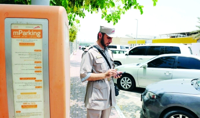 "■ مفتش المواقف خلال استخدامه التطبيق الجديد للمخالفات | من المصدر"